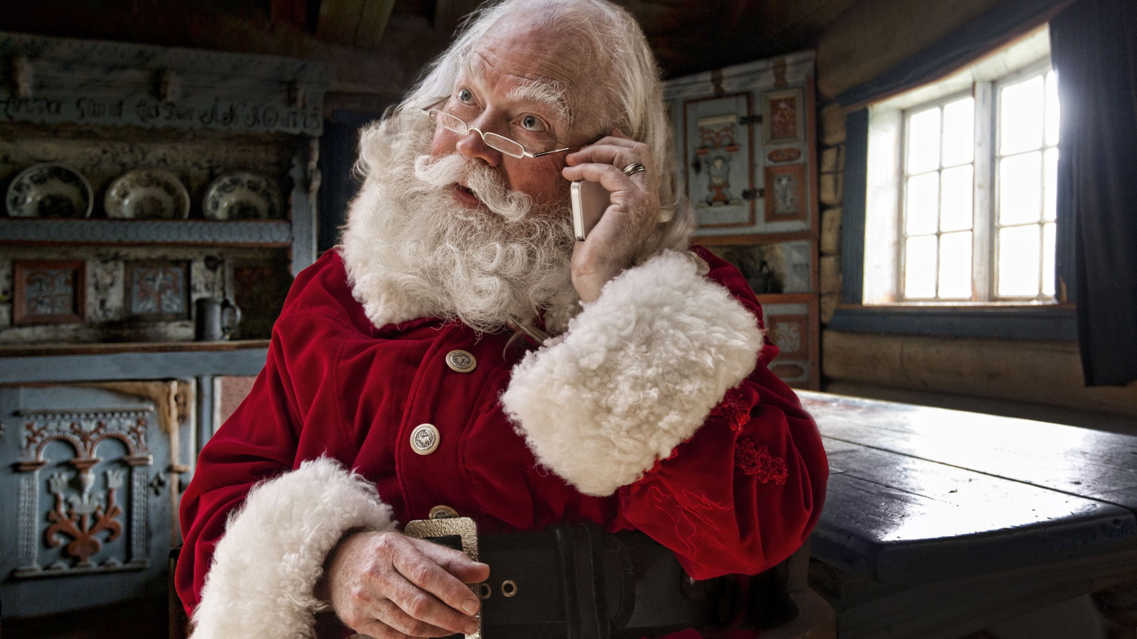 Санта Клаус разговаривает по мобильному телефону