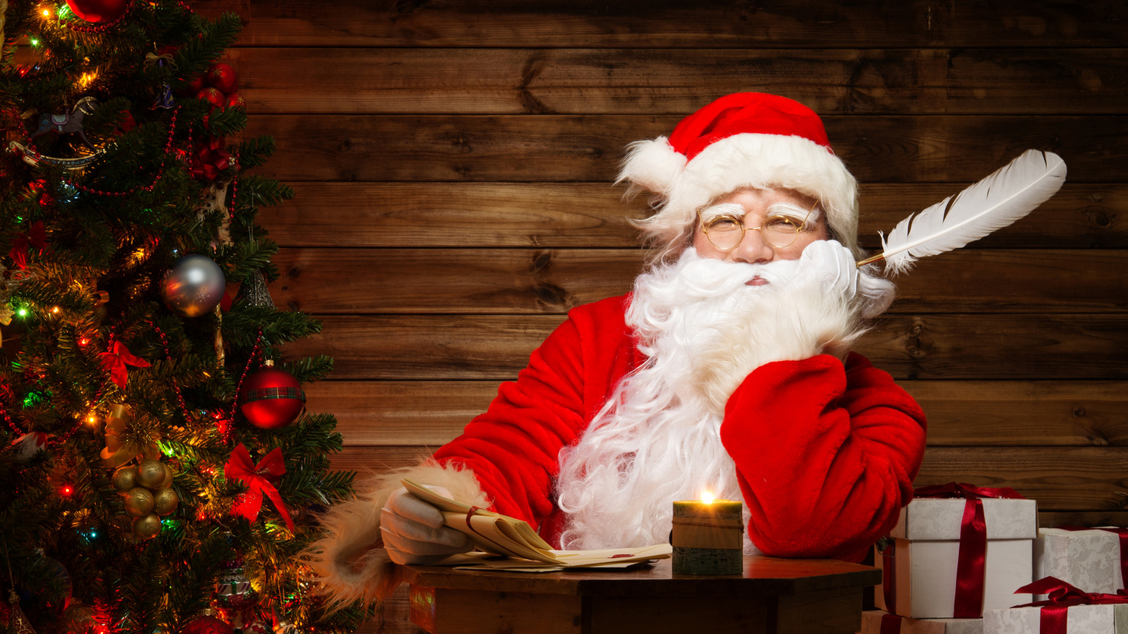 Дед Мороз читает письма у новогодней елки