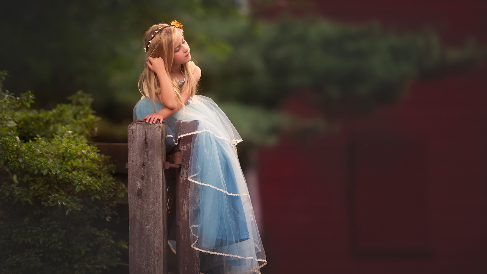 Девочка в красивом длинном голубом платье 