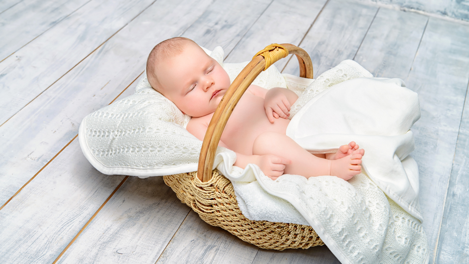 Маленький младенец спит в корзине