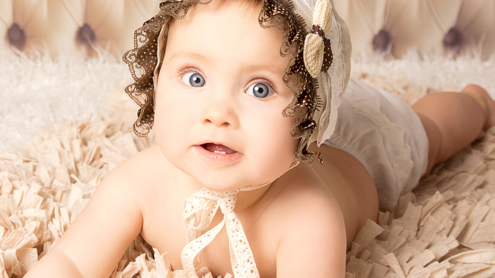 Красивая голубоглазая девочка в шапке