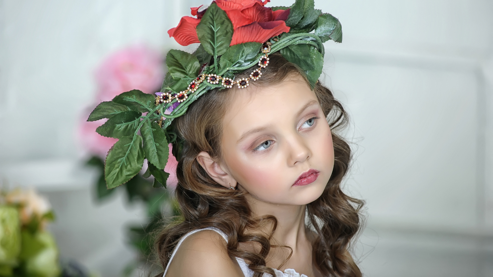 Красивая маленькая девочка с украшениями на голове