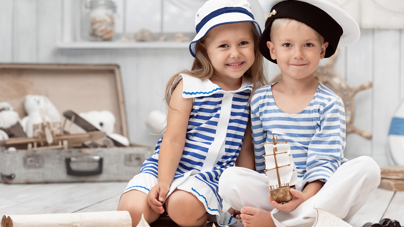 Мальчик и девочка в одежде стилизованной под морячков