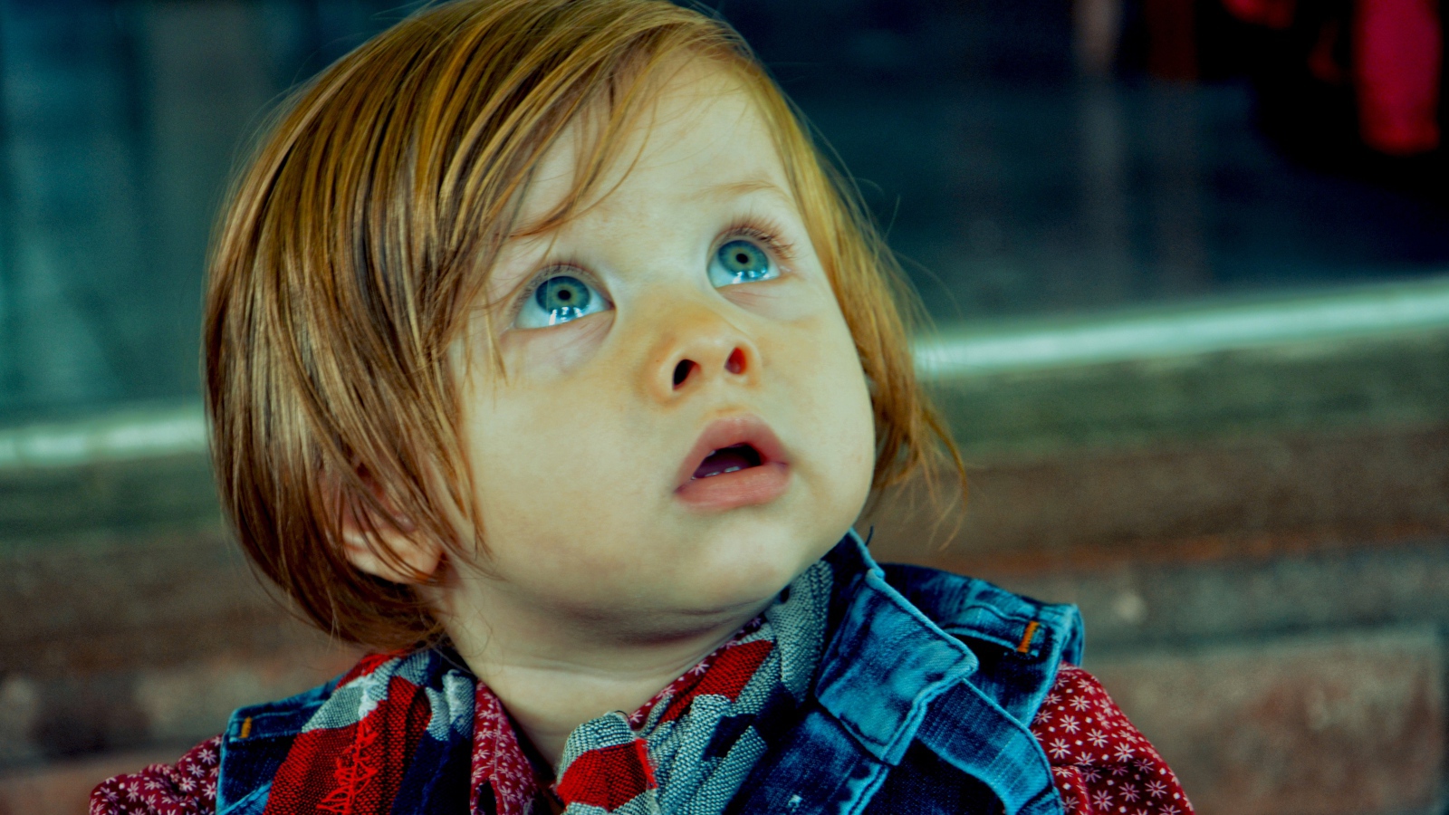 Милый голубоглазый ребенок с рыжими волосами 