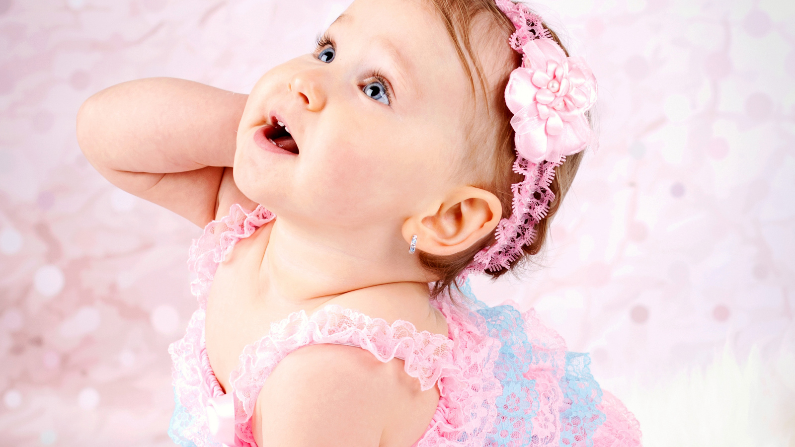 Заинтересованный взгляд маленькой девочки в красивом платье