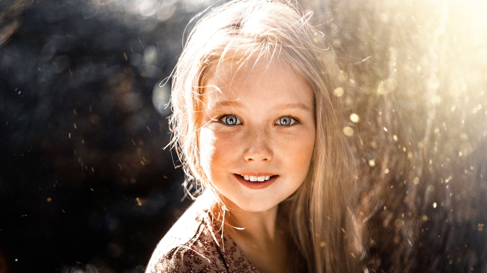 Маленькая светловолосая девочка с красивыми глазами 