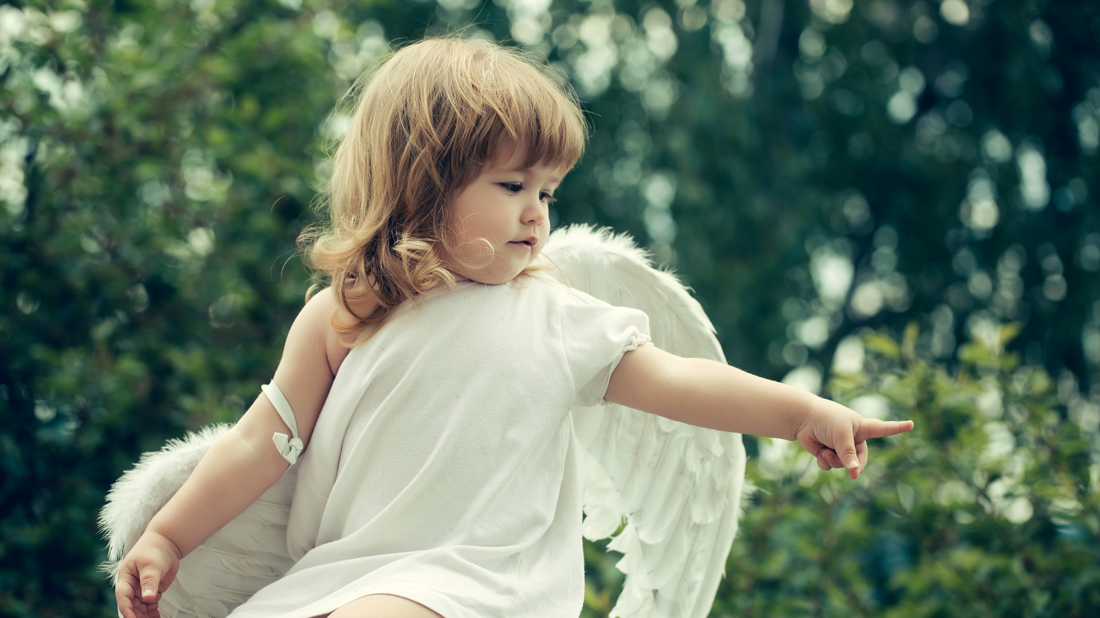 Маленькая девочка в костюме ангела