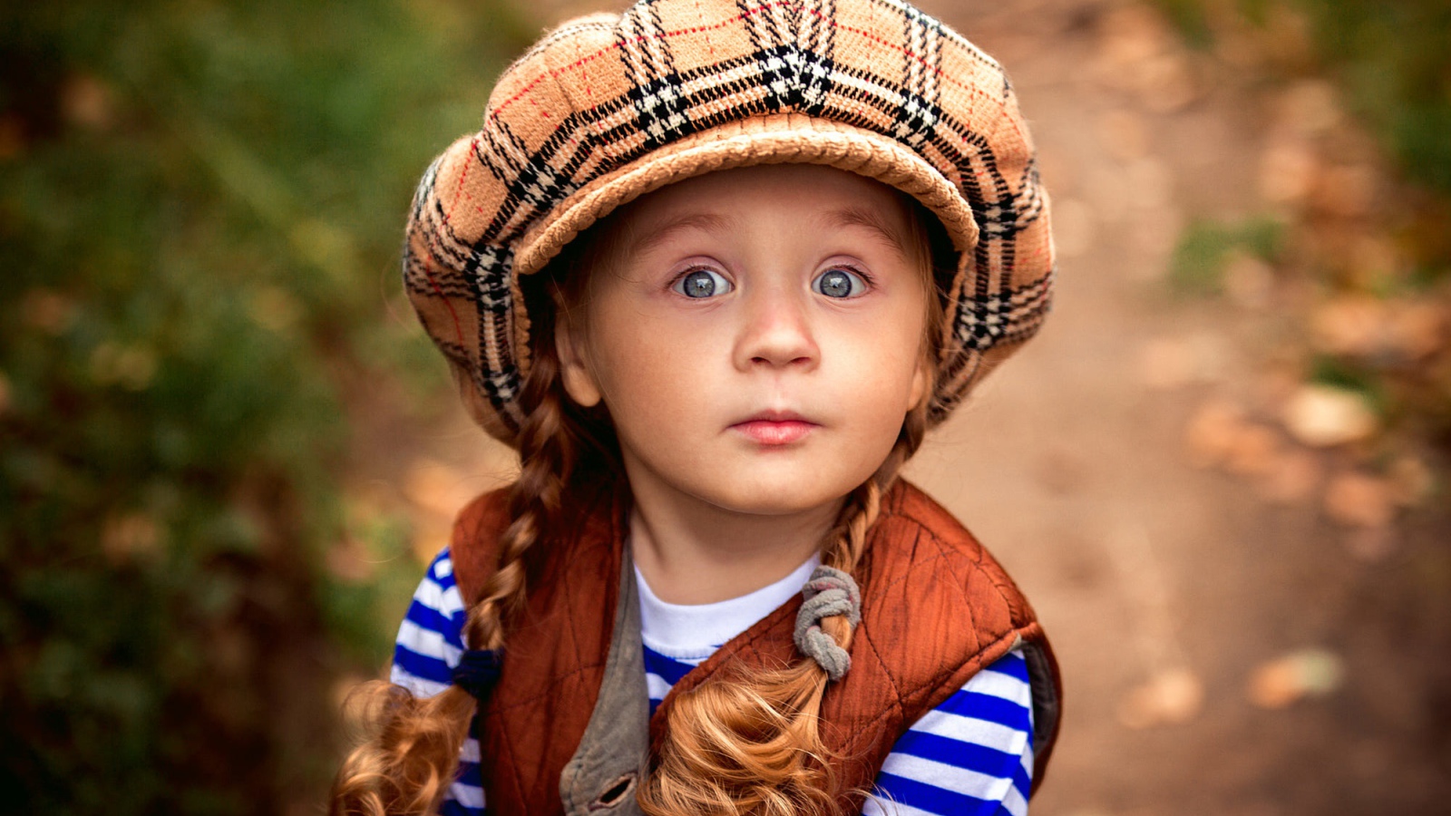 Маленькая рыжеволосая девочка в большой кепке