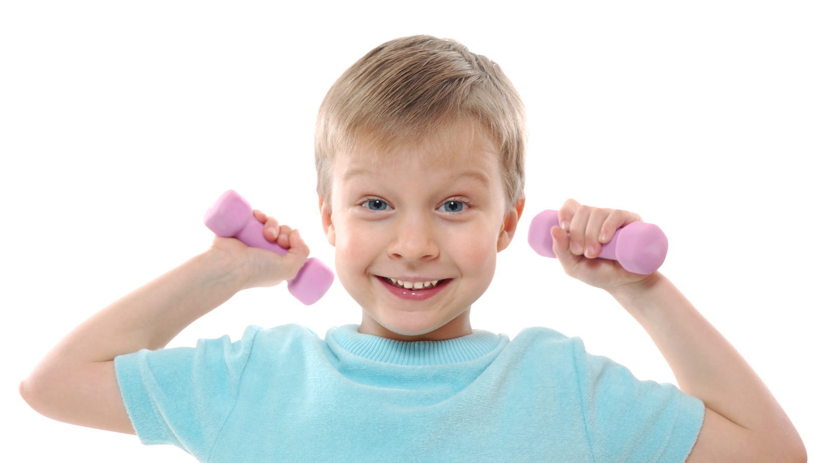 Маленький улыбающийся мальчик с гантелями на белом фоне