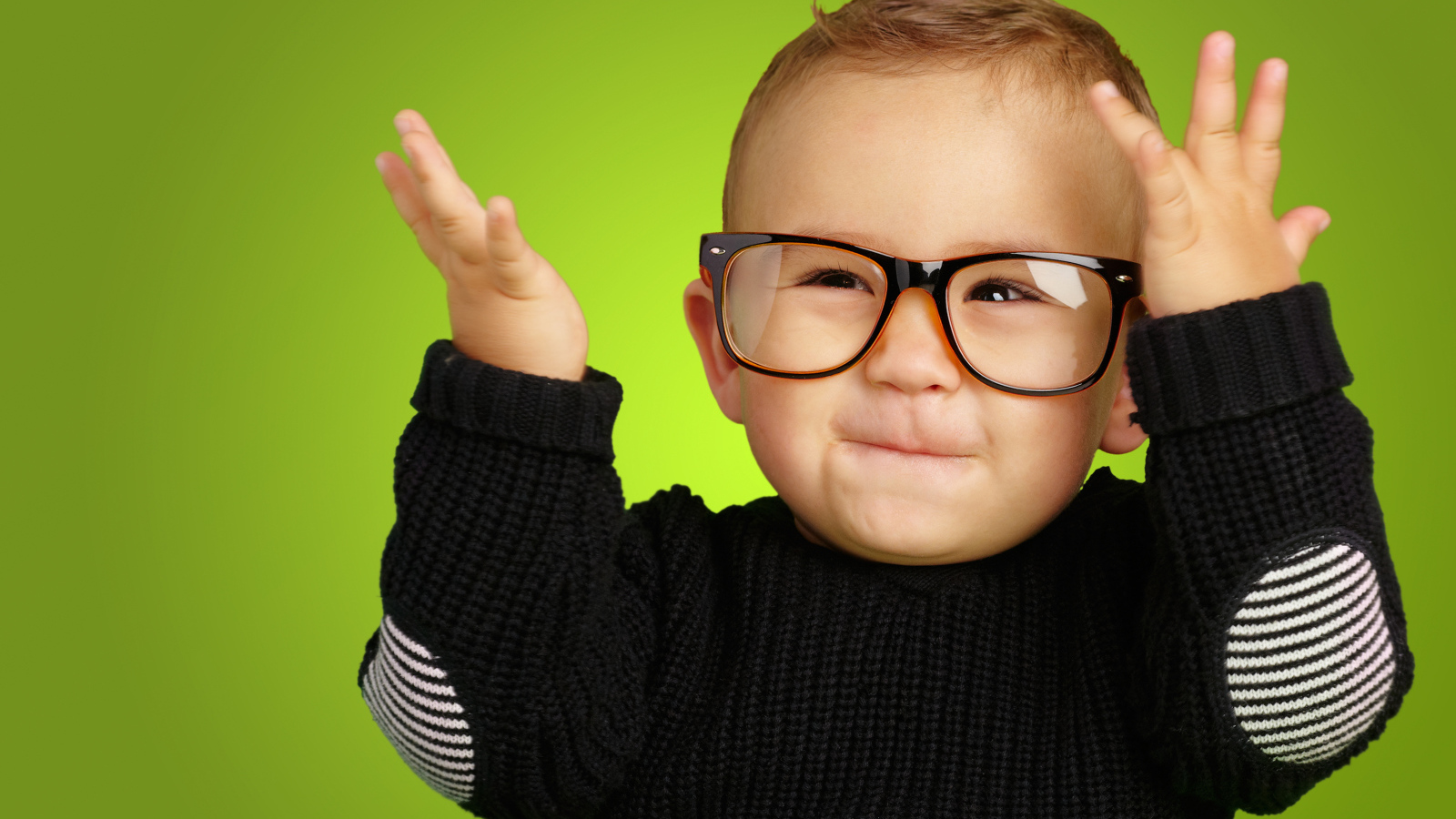 Маленький улыбающийся мальчик в очках