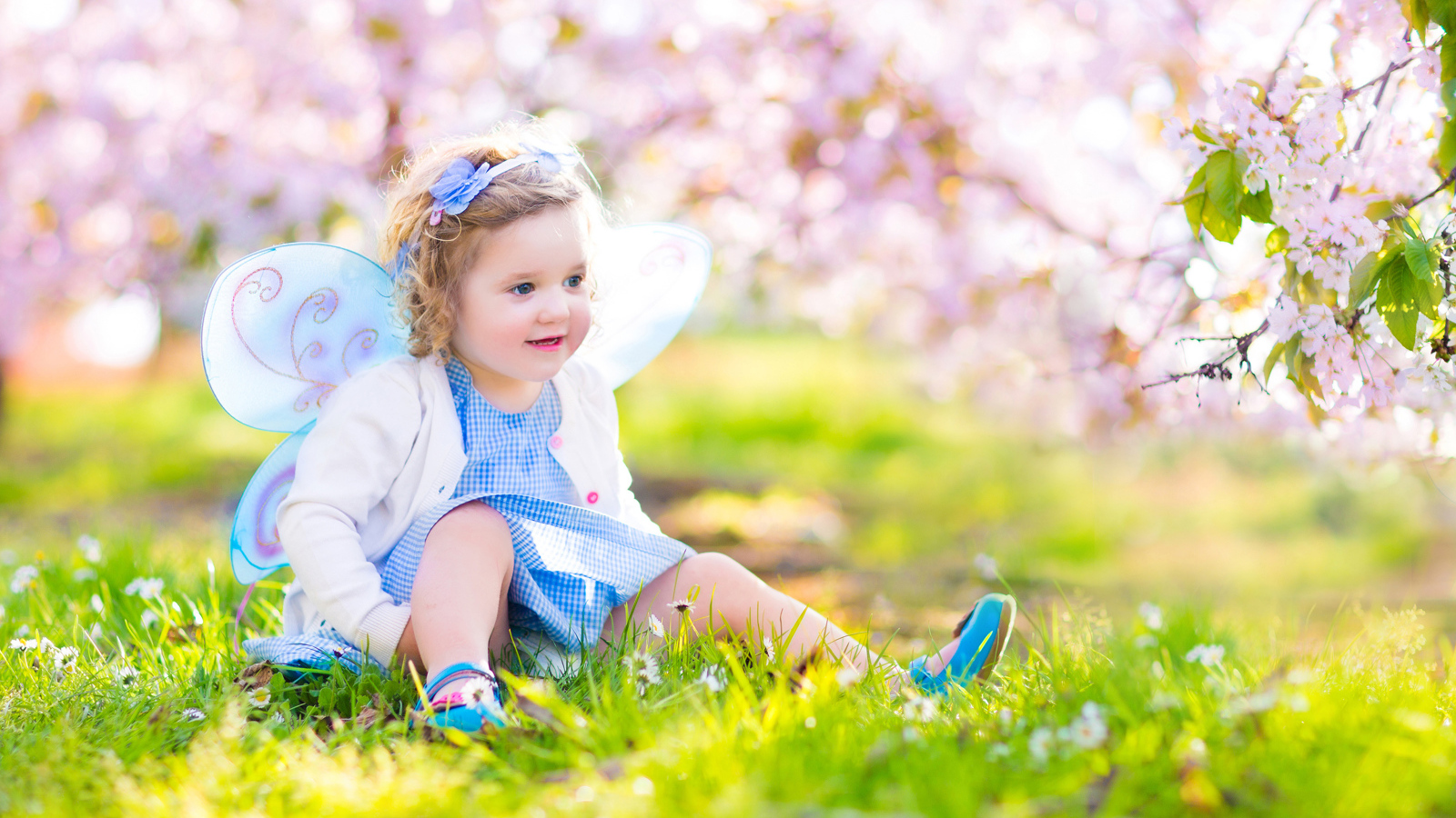 Маленькая улыбающаяся девочка в костюме феи 