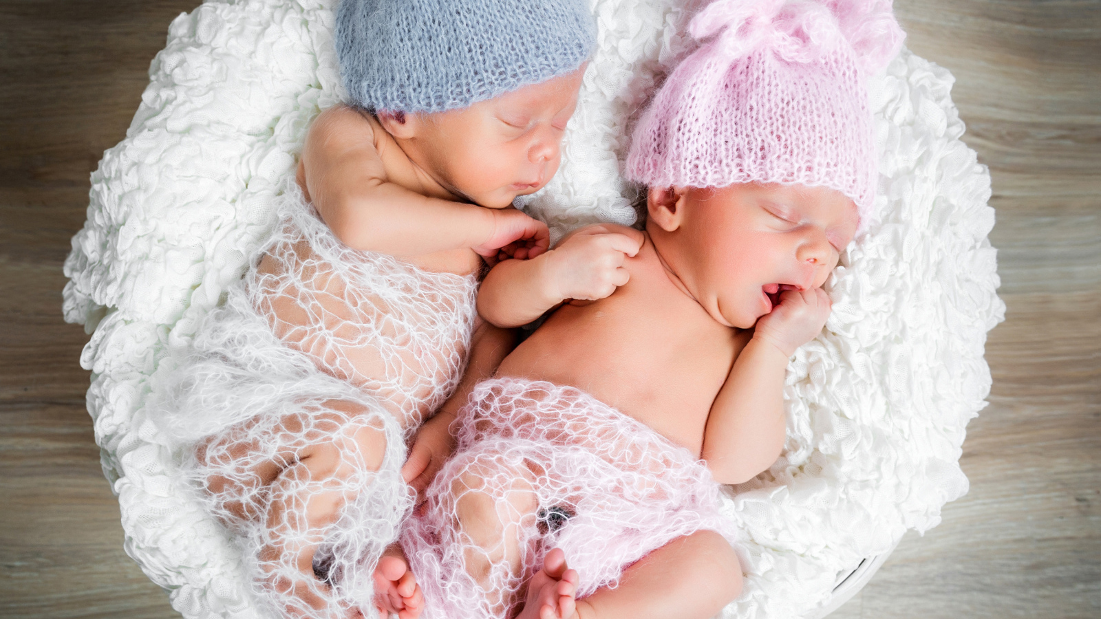 Милые спящие младенцы двойняшки