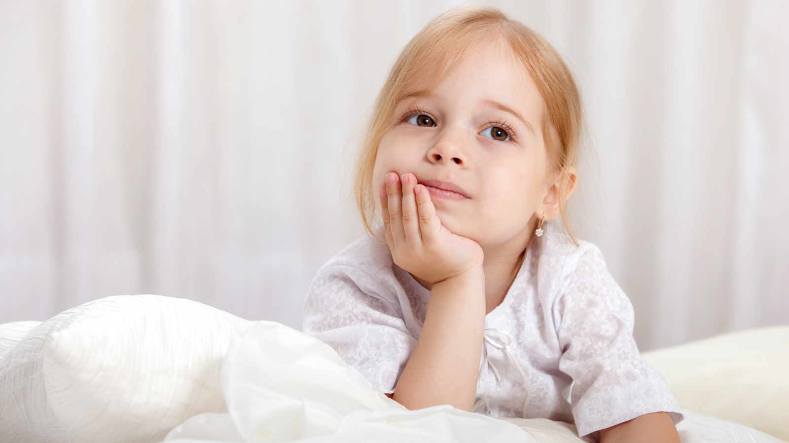 Задумчивый взгляд маленькой кареглазой девочки