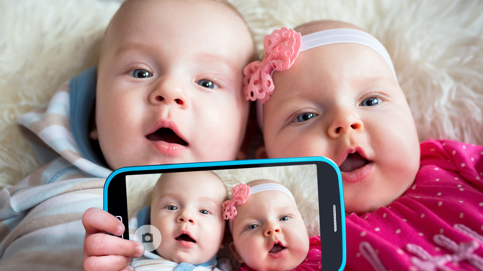 Два маленьких ребенка делают селфи на телефон