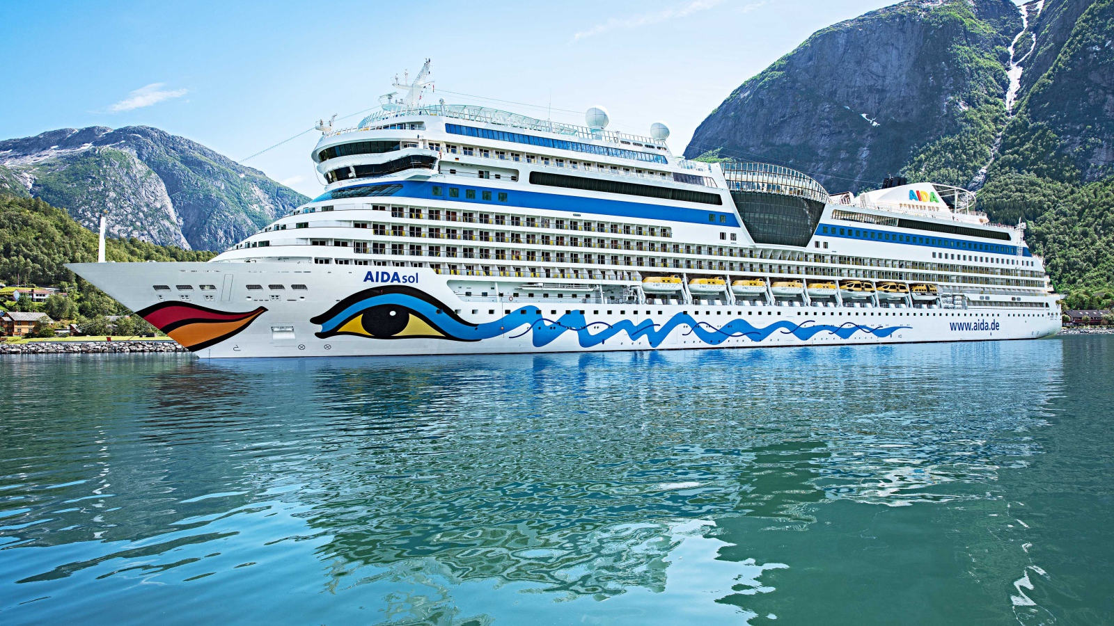 Круизное судно AIDAsol в воде