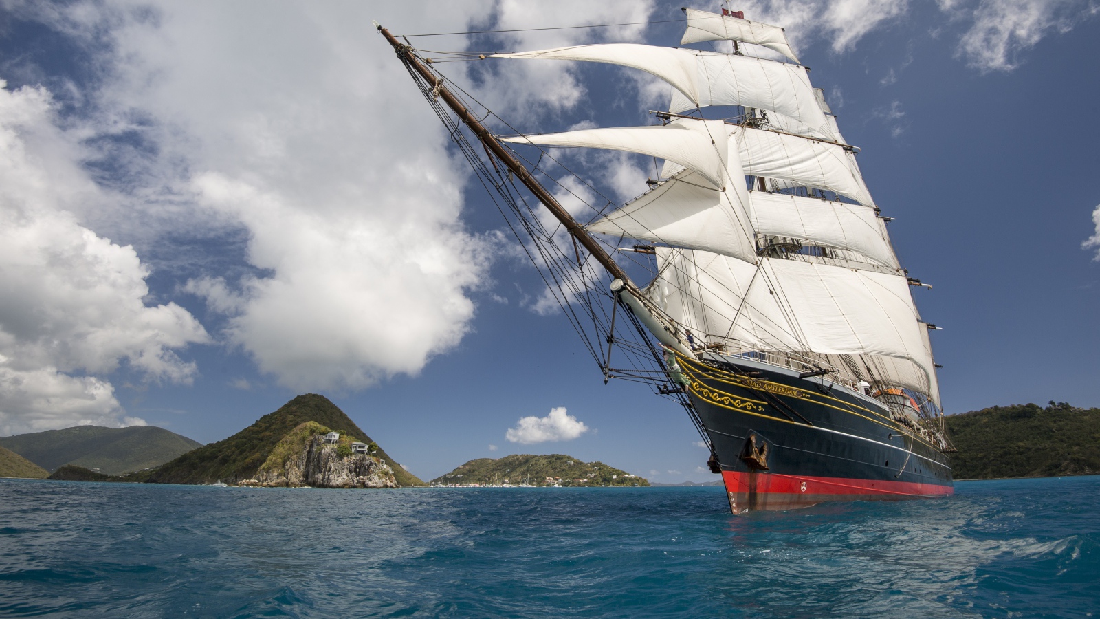 Большая парусная лодка Stad Amsterdam на фоне неба  