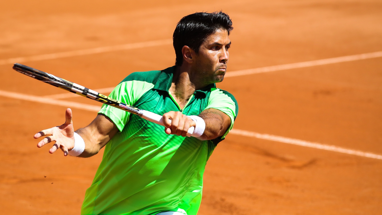 Теннисист Фернандо Вердаско с ракеткой на корте 