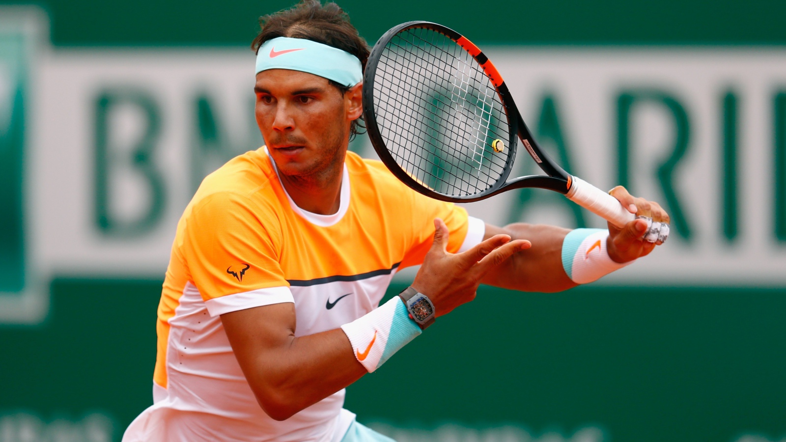 Теннисист Рафаэль Надаль с ракеткой на корте 