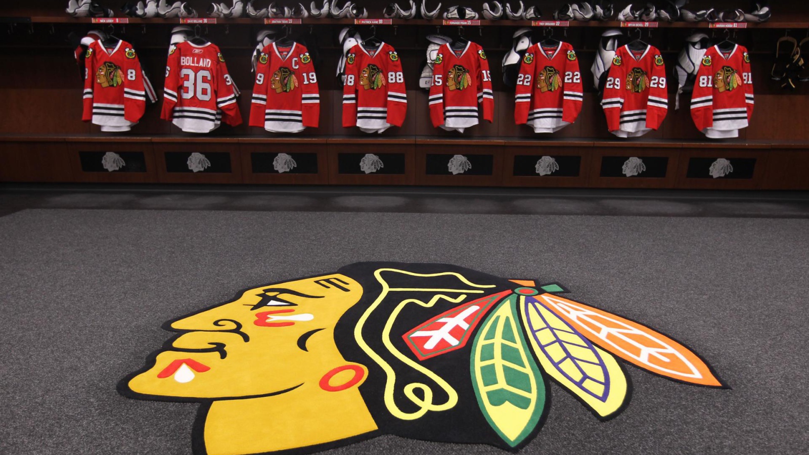 Американский хоккейный клуб Чикаго блэкхокс, логотип и форма 