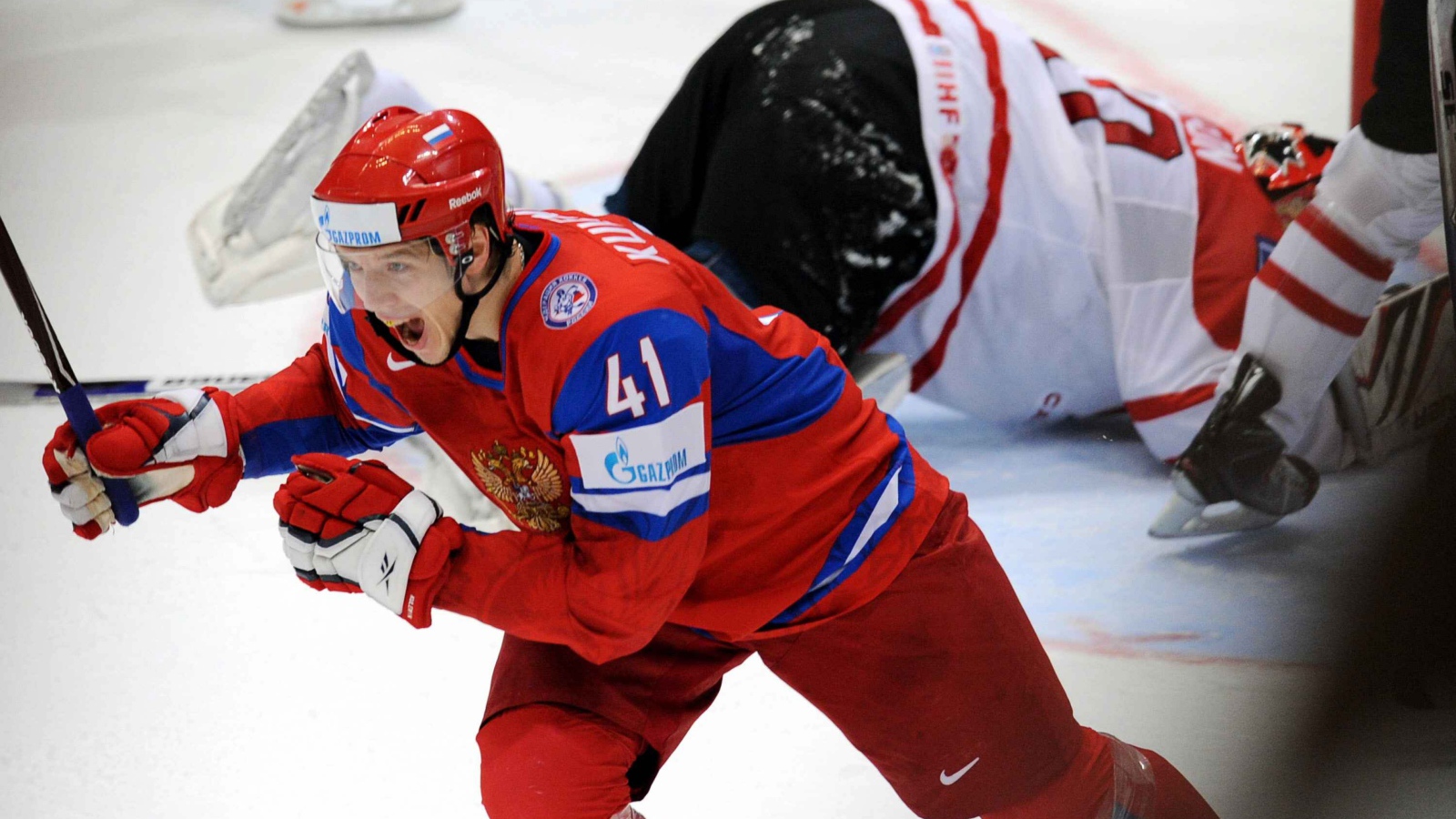 Российский хоккеист радуется победе 