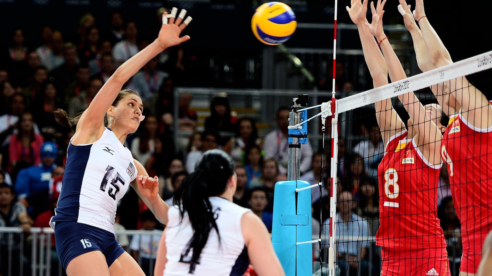 Игра команды по женскому волейболу 