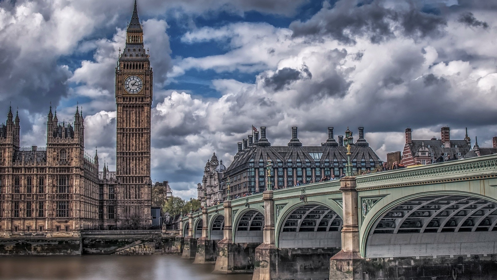 Биг Бен на фоне реки Темзы, Лондон. Великобритания 