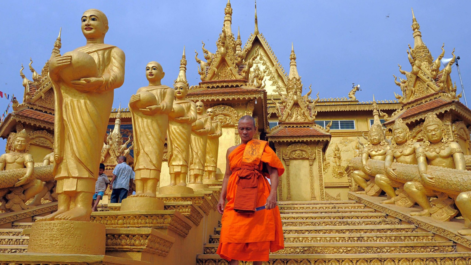 Монах на ступеньках старинного храма, Камбоджа 