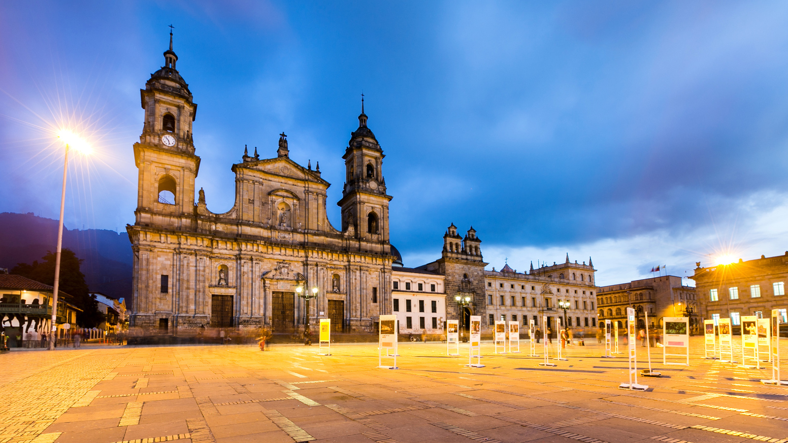 Храм на городской площади города Богота, Колумбия