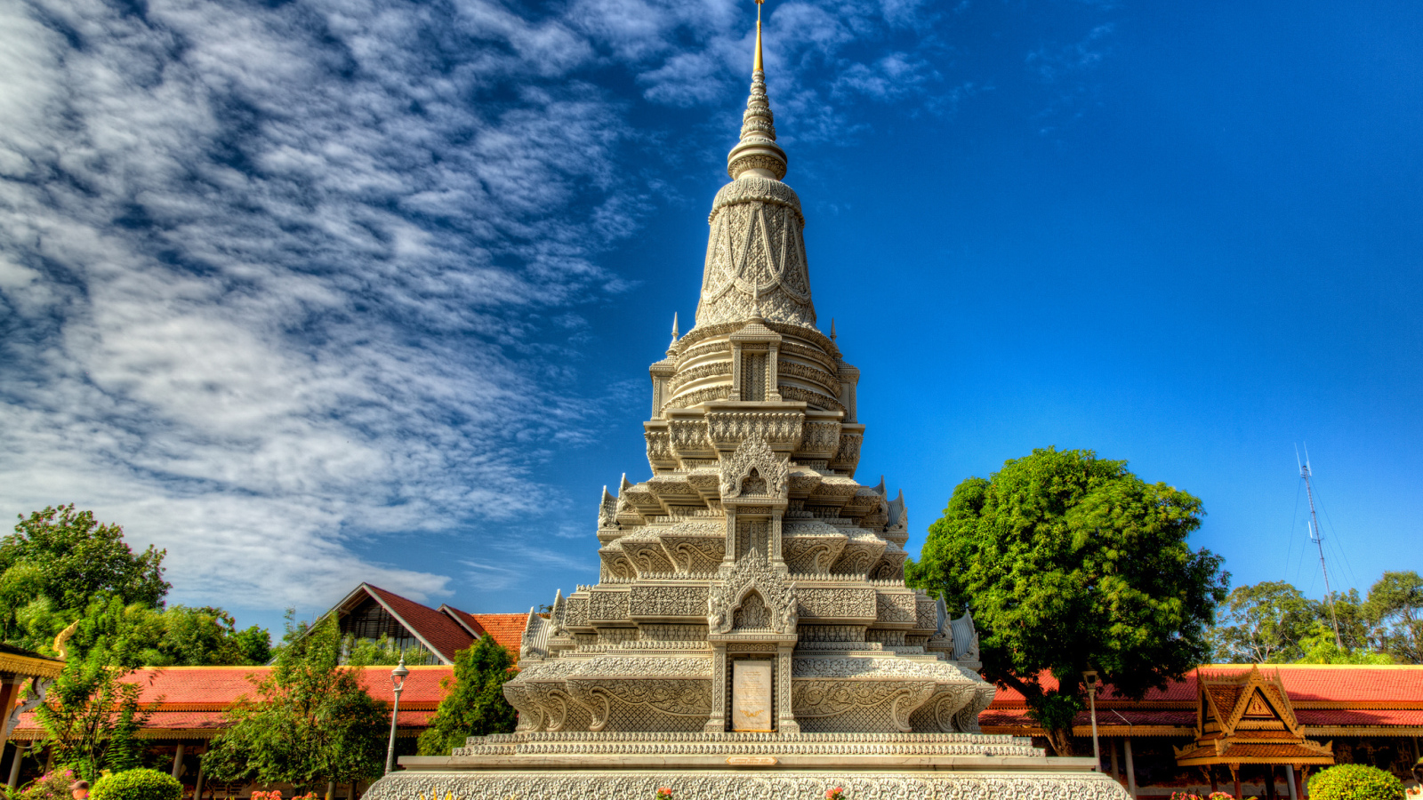 Храм Серебряная пагода на фоне голубого неба, Камбоджа 