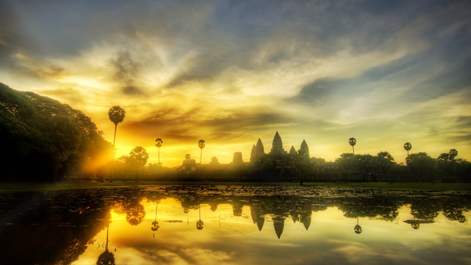 Храмовый комплекс Ангкор Ват на рассвете 