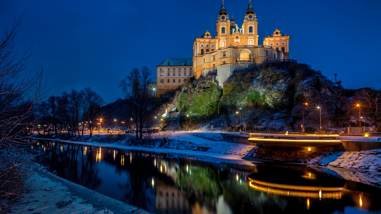 Бенедиктинский монастырь  у реки,  Мельк, Австрия 
