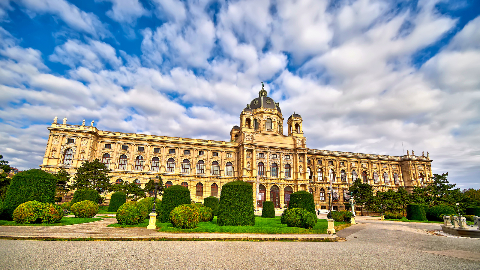 Музей истории искусств под красивым небом,  Вена. Австрия 