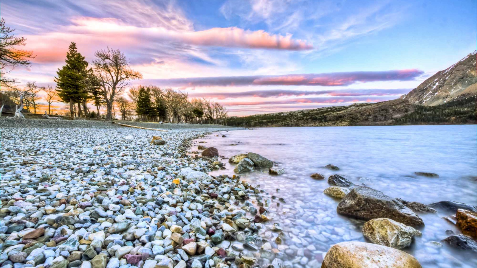 Валуны на берегу озера в национальном парке Уотертон-Лейкс, Канада 
