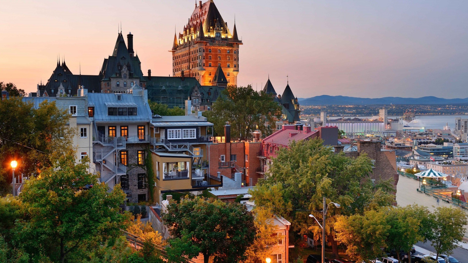 Красивый вид на провинциальный город Квебек,  Канада 