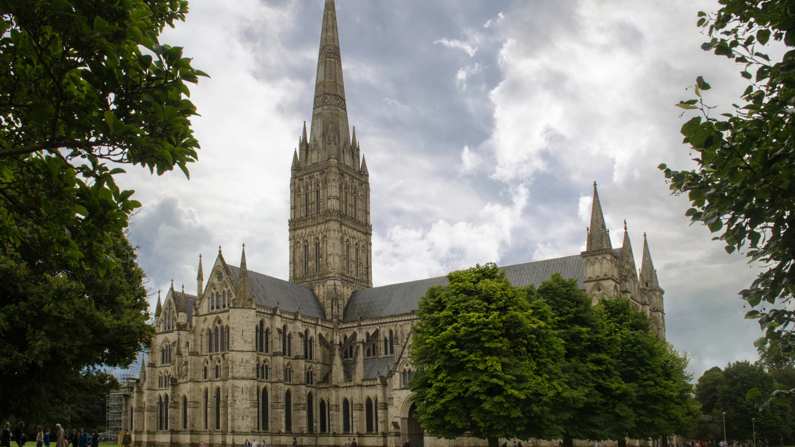Старинный Солсберийский собор на фоне неба, Англия