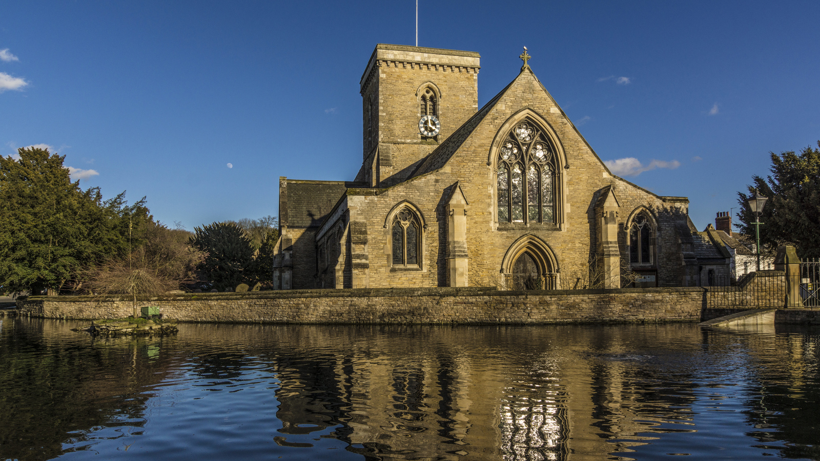 Церковь St Helen у воды город Уэлтон, Англия