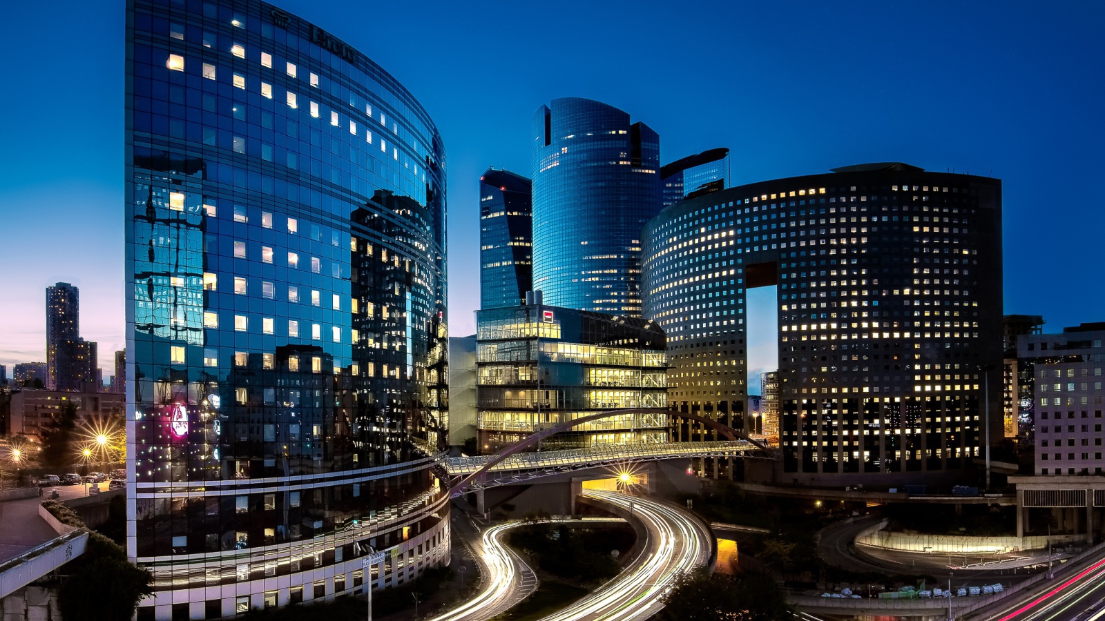 Красивые ночные небоскребы города Париж, Франция 