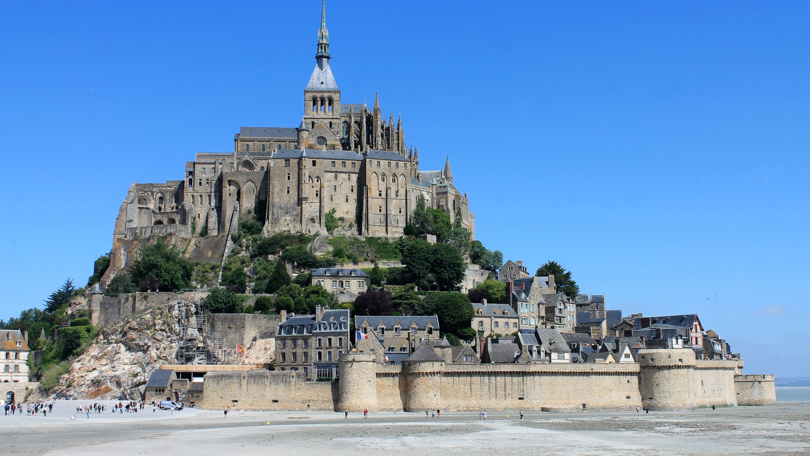 Замок Мон-Сен-Мишель на фоне голубого неба, Франция