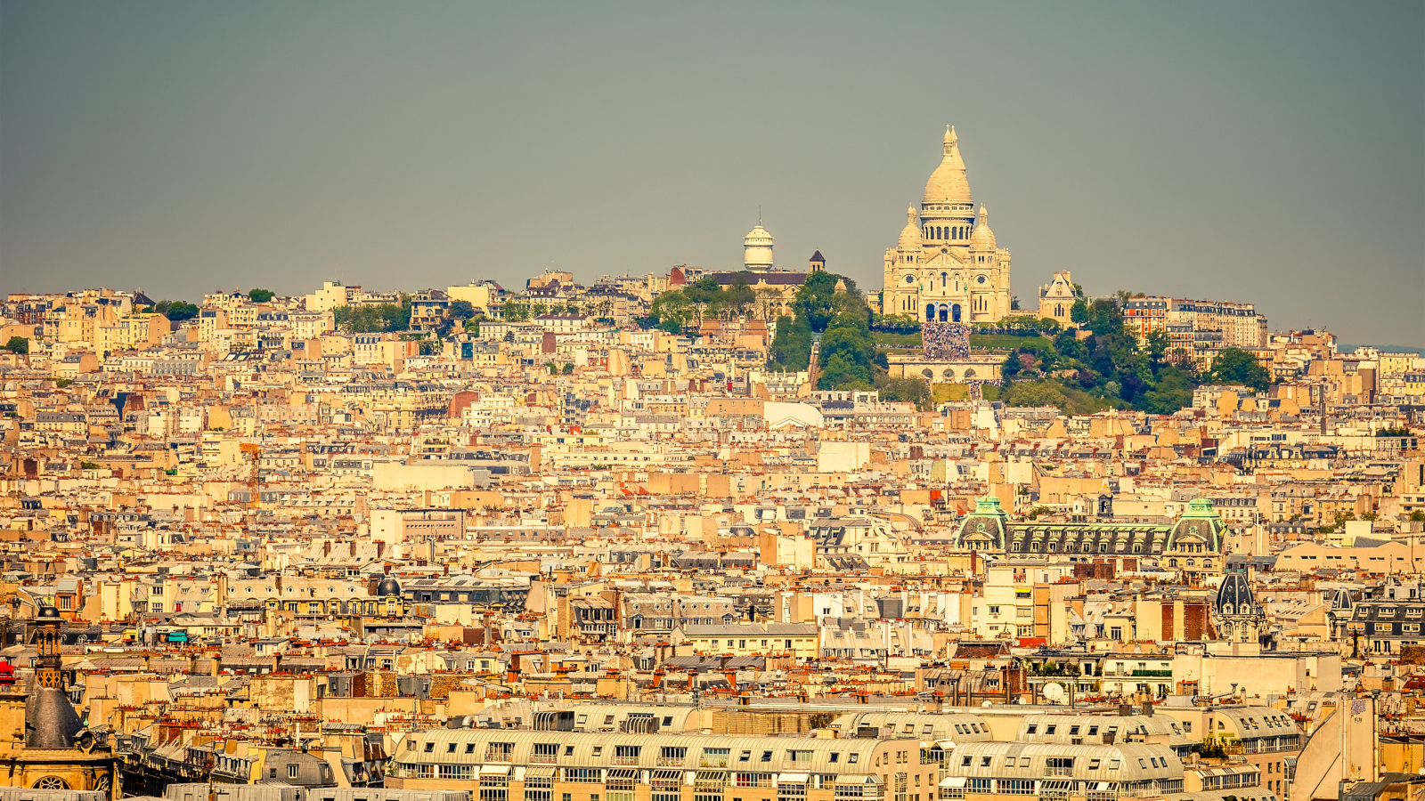 Панорама города Париж, католический храм Базилика Сакре-Кёр, Франция 