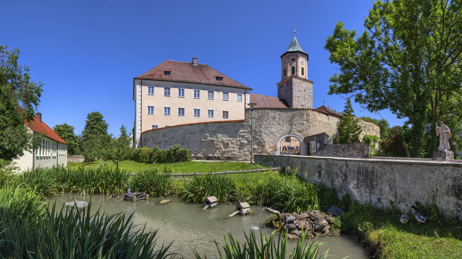 Красивый дом у пруда, Бавария. Германия