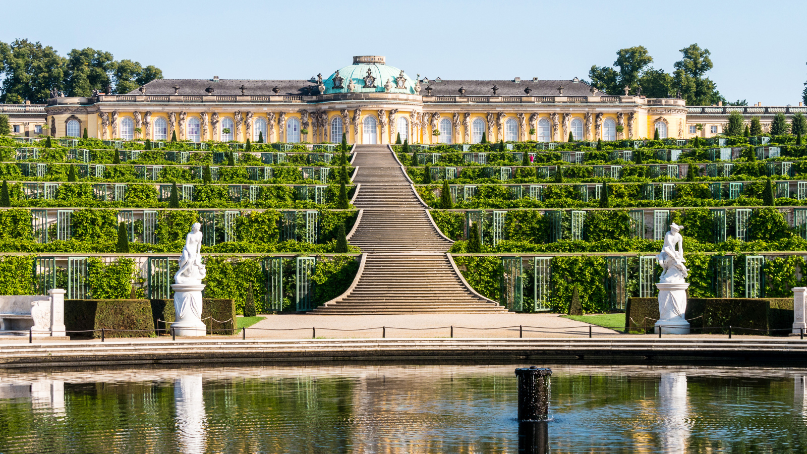 Высокая лестница у дворца Сан-Суси, Потсдам. Германия