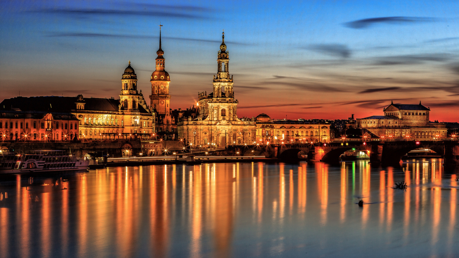 Собор Хофкирхе вечером, Дрезден. Германия 