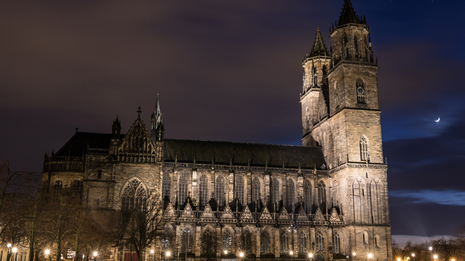 Старинный Магдебургский собор ночью, Германия 