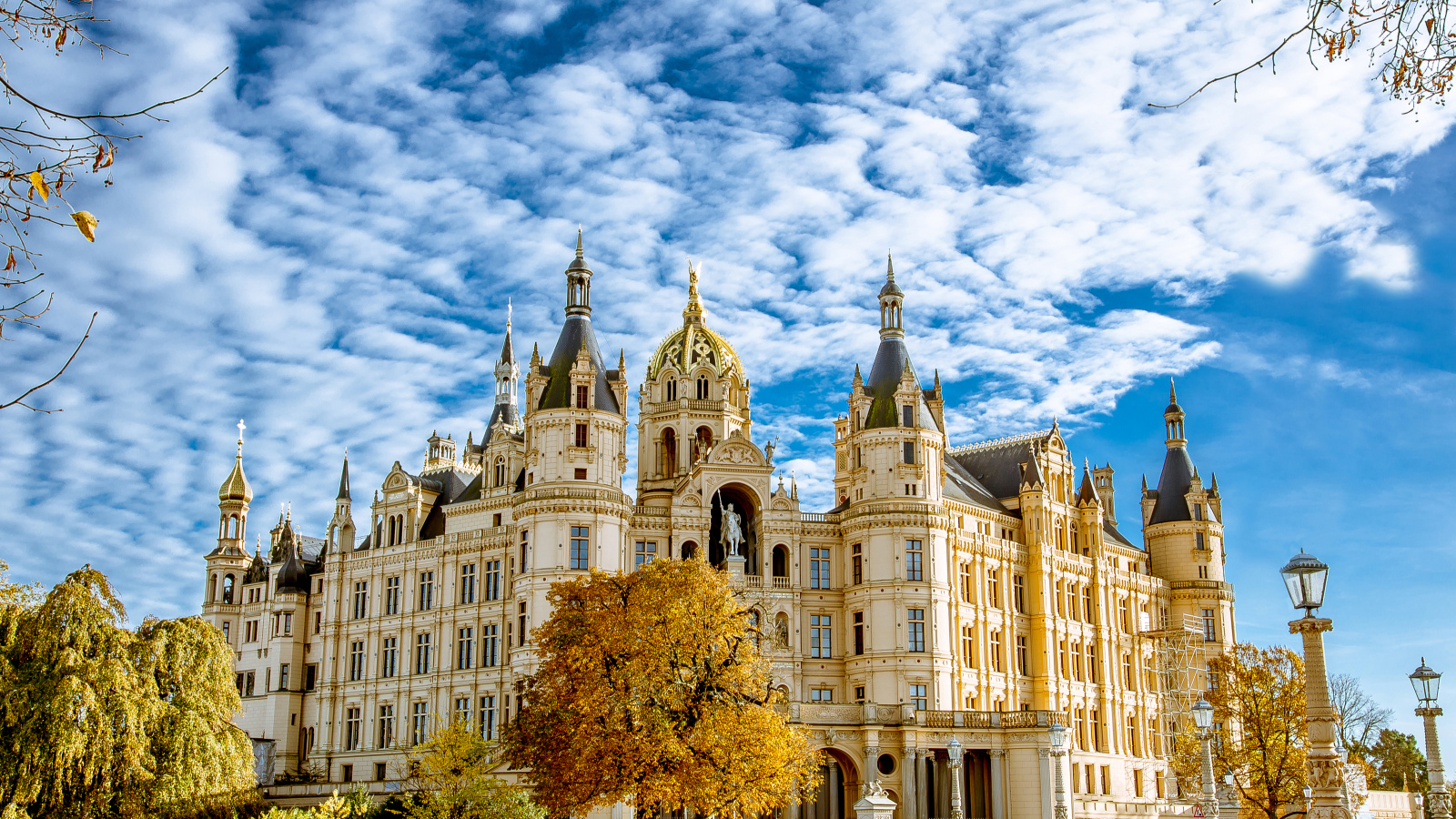 Замок Шверин под красивым голубым небом осенью, Германия