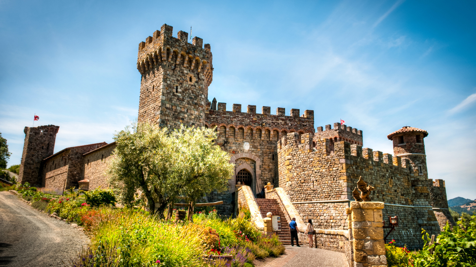 Замок Castello di Amorosa на фоне голубого неба, Тоскана. Италия