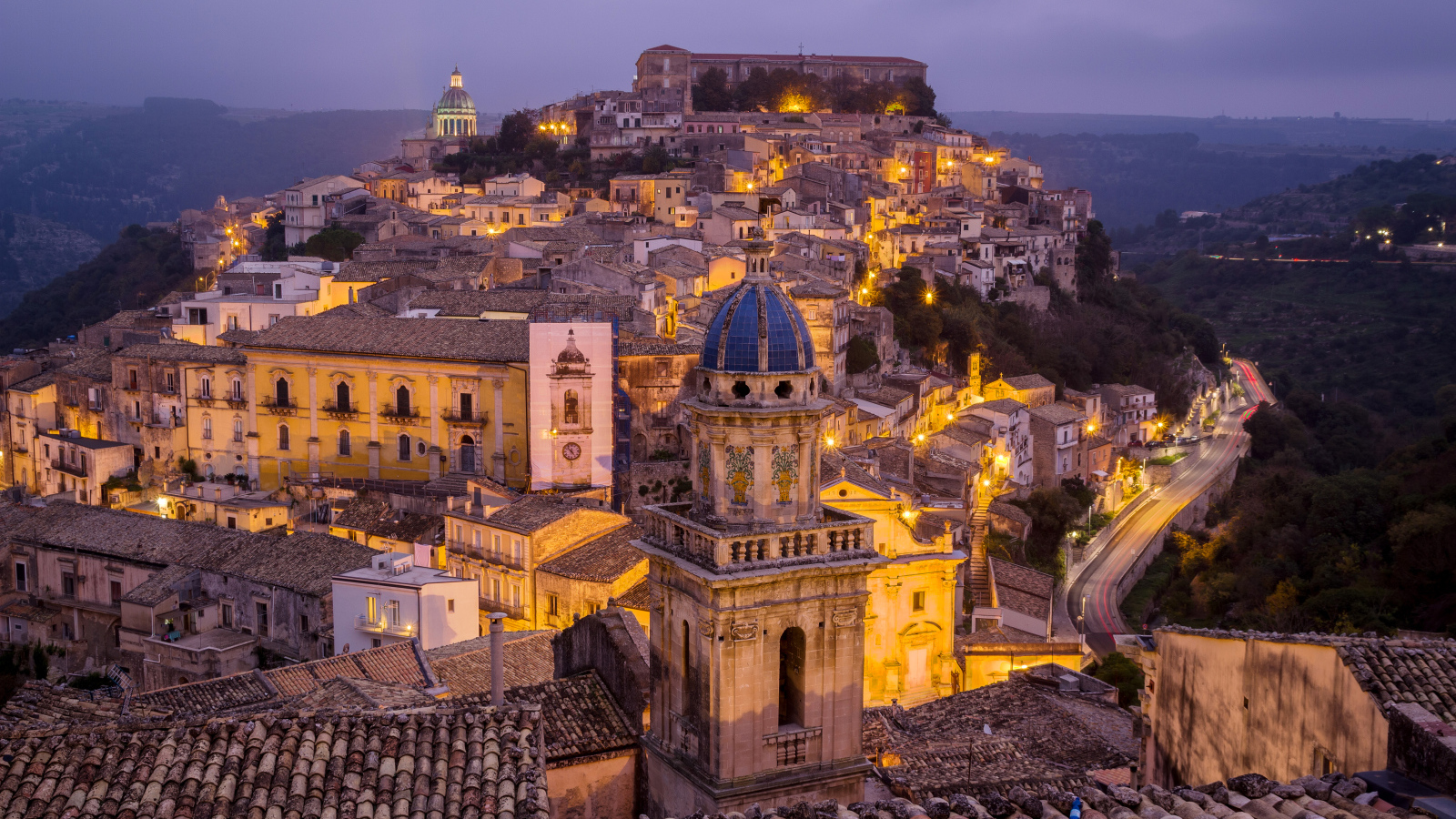 Панорама ночного города,  Сицилия,  Италия 