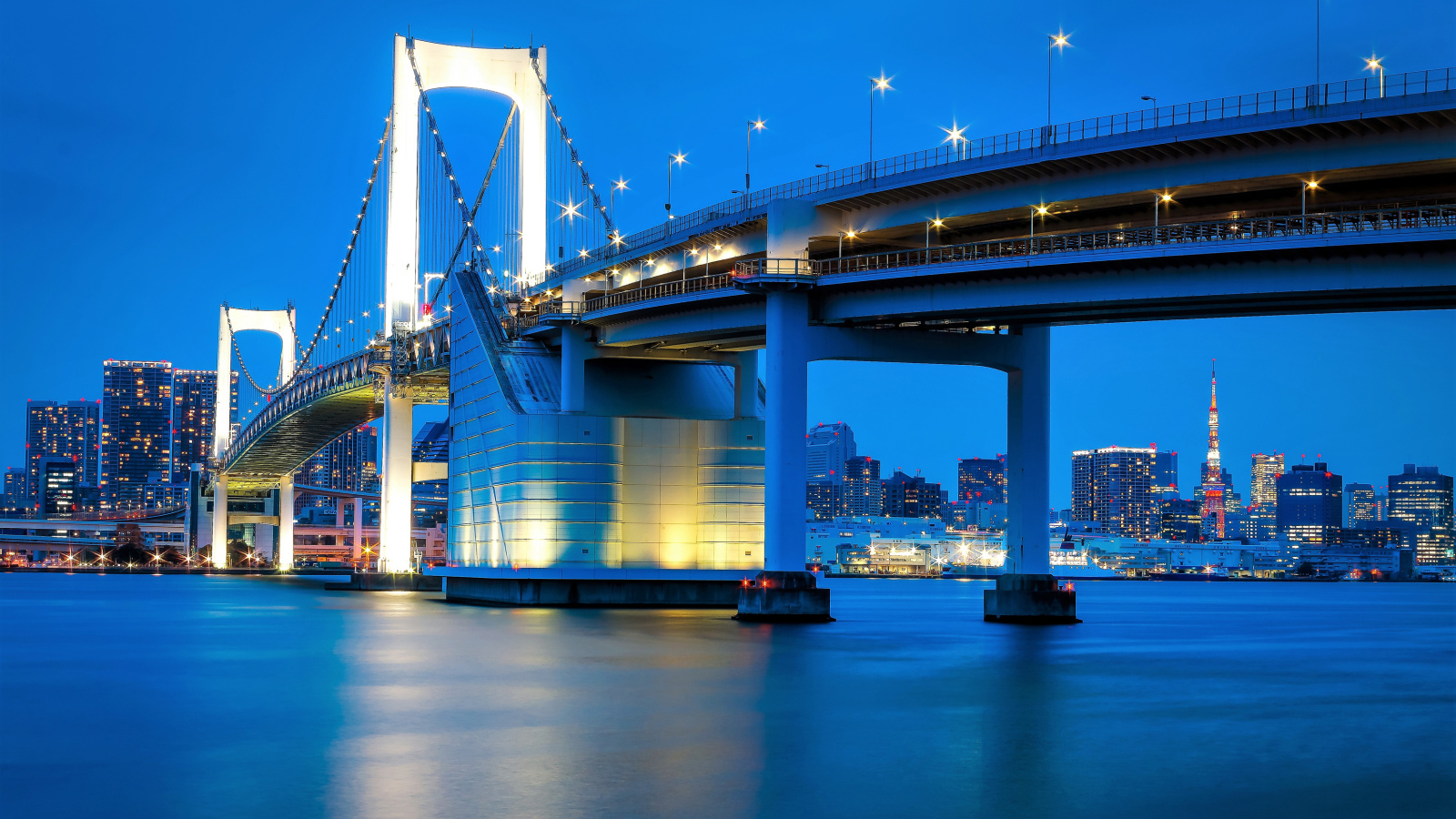Большой красивый мост вечером, Токио. Япония