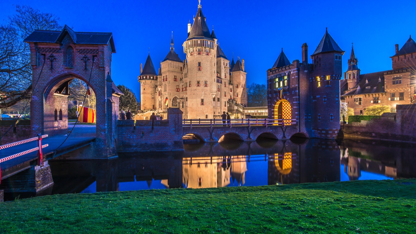 Старинный замок Де Хаар вечером, Нидерланды 