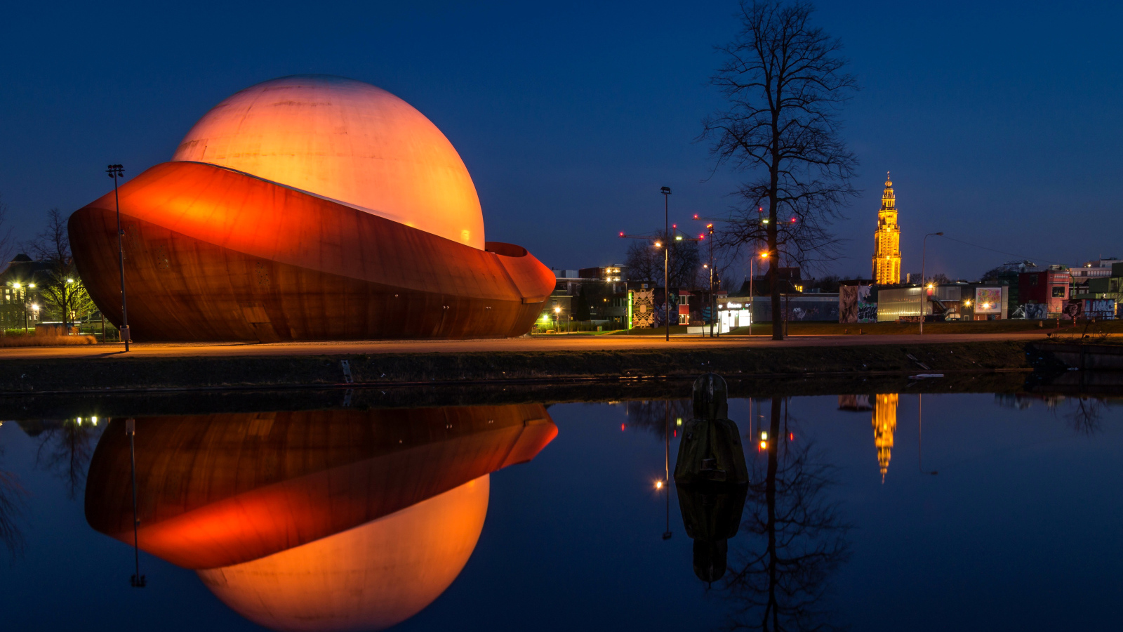 Красивое здание планетария в Гронингене. Нидерланды 
