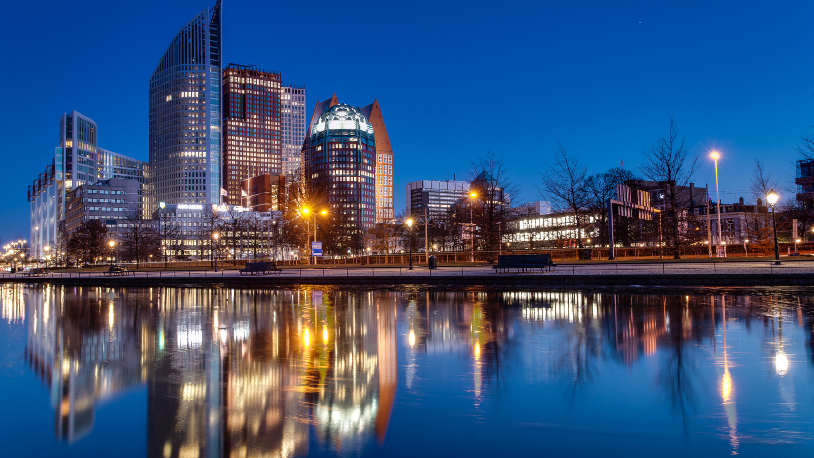 Ночной город Гаага отражается в воде, Нидерланды 